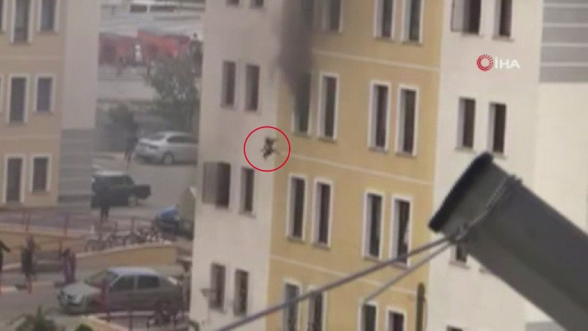 2 yaşındaki kızın yangın anında 4. kattan aşağı atıldığı anlar