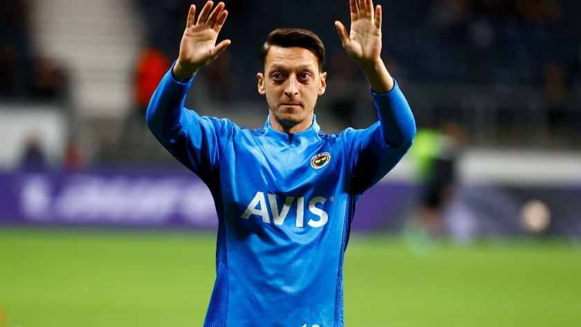Eintracht Frankfurt tribünü Mesut Özil'e yabancı madde attı
