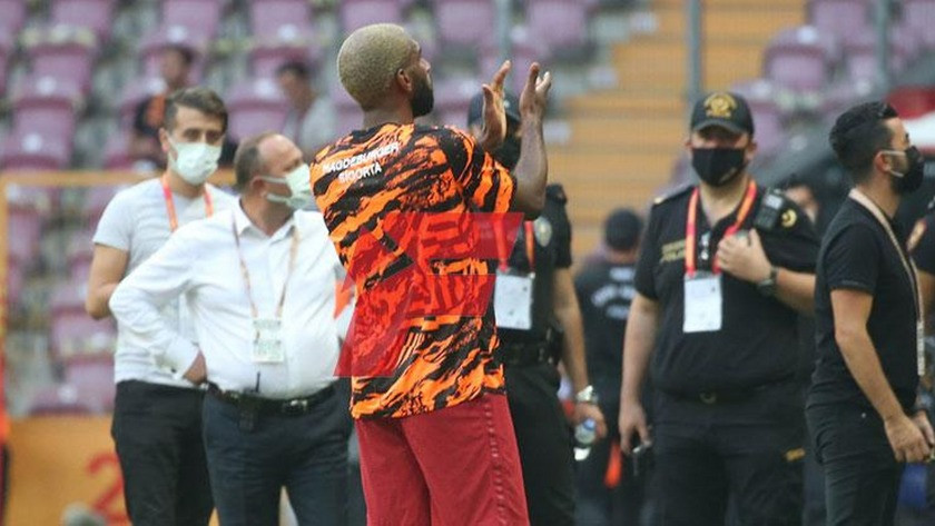 Galatasaray karıştı, Ömer Bayram formayı yere attı!