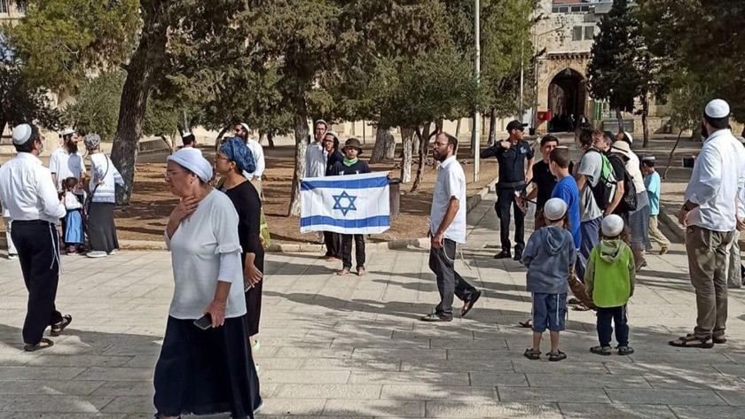 Mescid-i Aksa'ya baskın düzenleyen yahudiler israil bayrağı açtı!