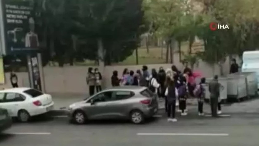 Kızlar, okul çıkışı birbirine girdi! Kavga anları kamerada