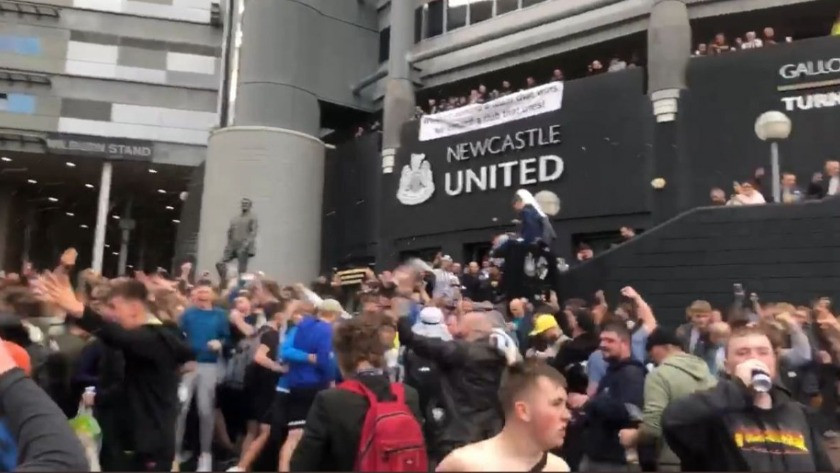 Newcastle United taraftarları takımın Prens Selman'a satışını kutladı