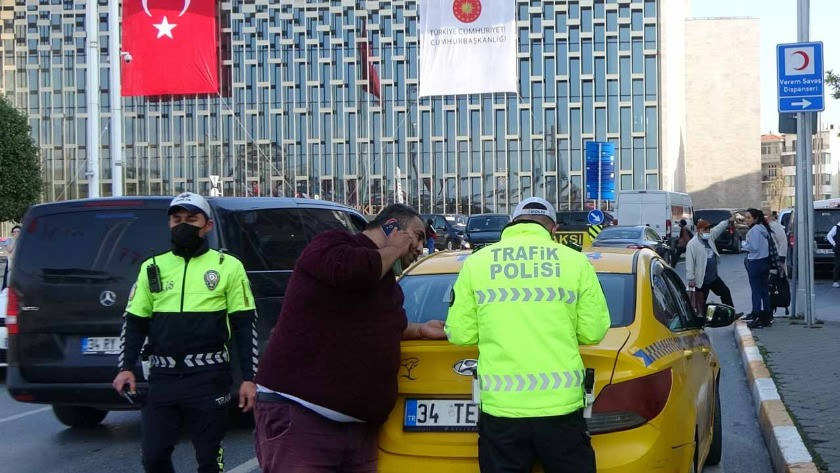 Taksim'de taksicilere denetim! Müşterileri reddetti polis men etti