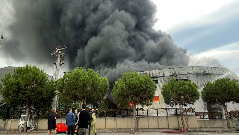 Bursa'da elyaf fabrikasında yangın çıktı! Ekipler müdahale ediyor