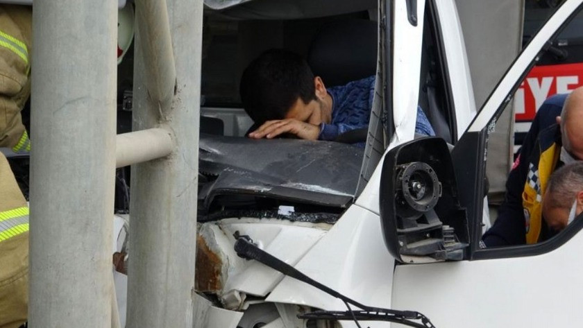 İstanbul sancaktepe'de kaza! Sürücü araç içinde böyle sıkıştı