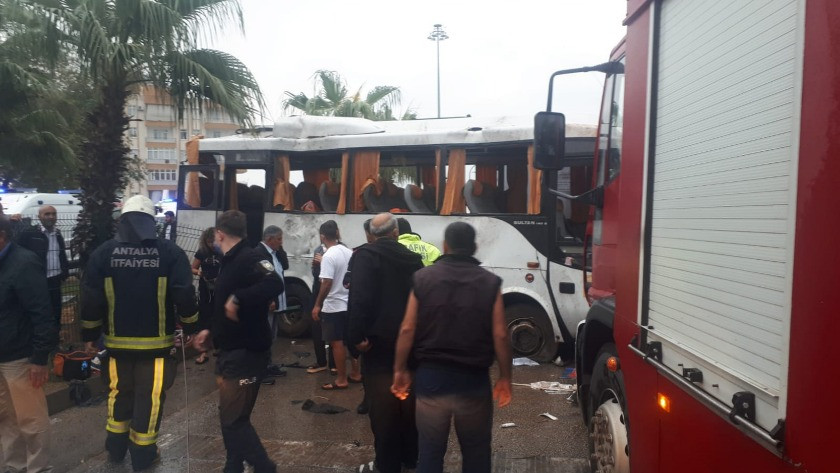 Antalya'da midibüs takla attı: 2'si çocuk 8 Rus turist yaralandı