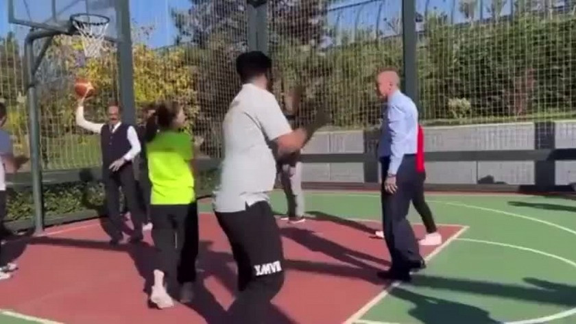 Cumhurbaşkanı Recep Tayyip Erdoğan gençler ile  basketbol oynadı