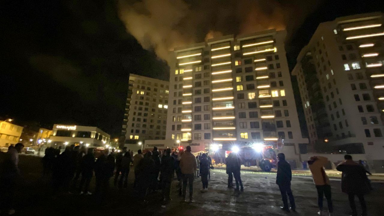 İşten kovulan kapıcı, su vanalarını kapatıp binayı ateşe verdi! 200 kişiye korku dolu anlar yaşattı! - Sayfa 1