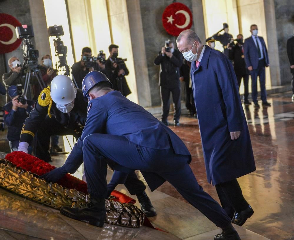 Cumhurbaşkanı Erdoğan ve devlet erkânı Ata'nın huzurunda - Sayfa 1