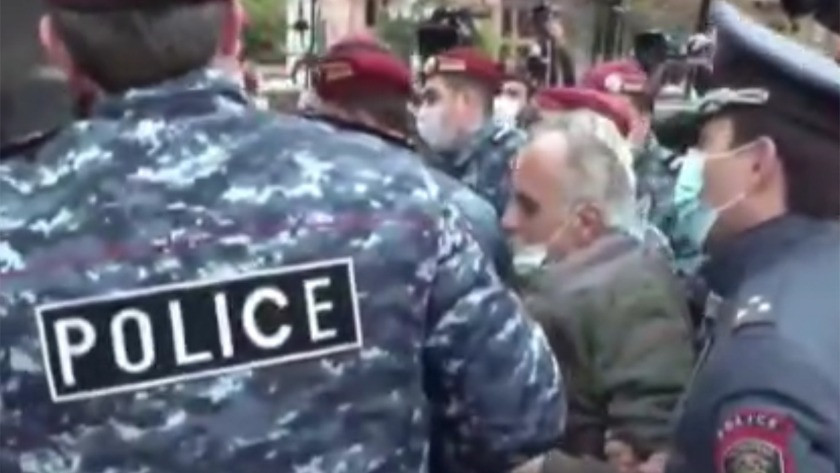 Ermenistan'da muhalefet hükümet binasına girmeye çalıştı