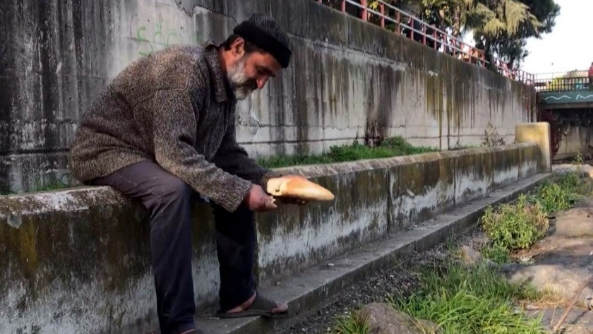 Sokakta yaşayan adam ile farenin dostluğu: Ekmeğini fareyle paylaşıyor