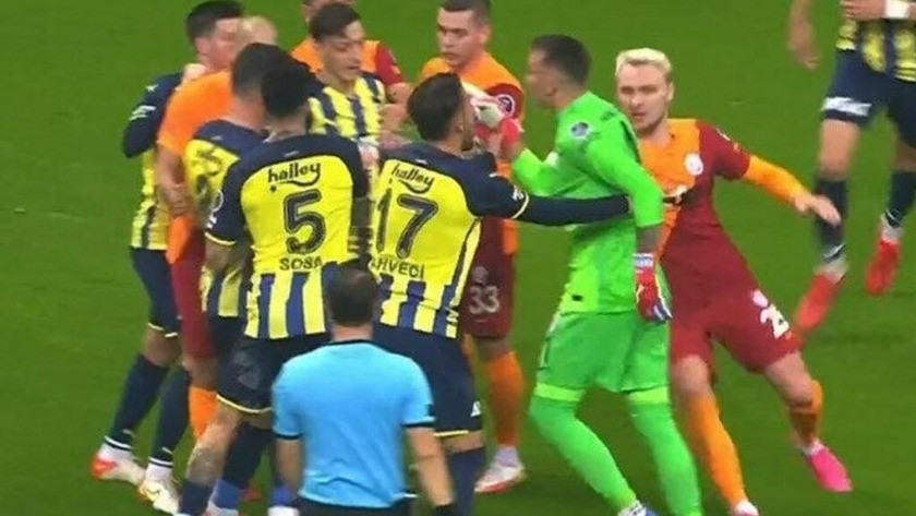 Galatasaray - Fenerbahçe derbisinde gergin dakikalar yaşandı!