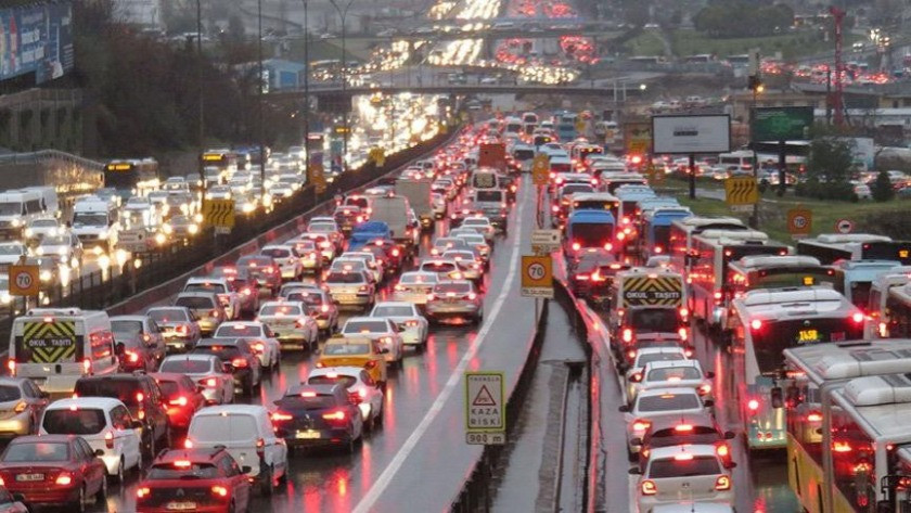 İstanbul'da sağanak yağış trafiği felç etti!