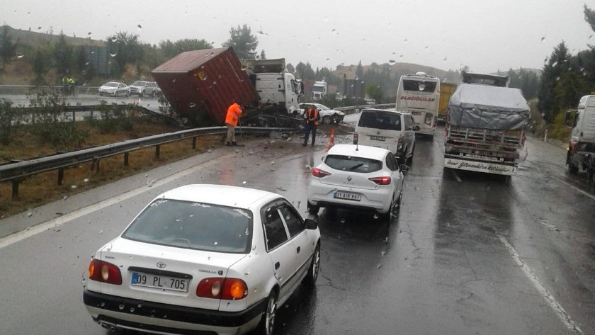 Yağmurla kayganlaşan yolda kaza: Tır otomobile çarptı