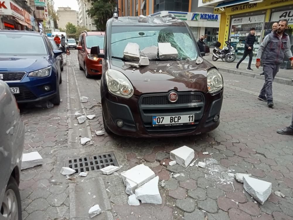 İzmir'de lodos az daha can alıyordu! Ölümün teğet geçtiği anlar kamerada - Sayfa 4