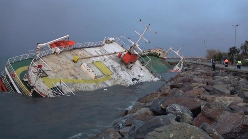 İstanbul maltepe'de lodos'un etkisiyle gemi yan yattı