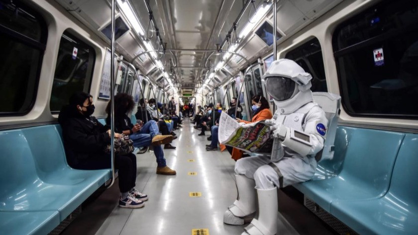 Metro'da merak uyandıran görüntü! Astronotun İstanbul yolculuğu
