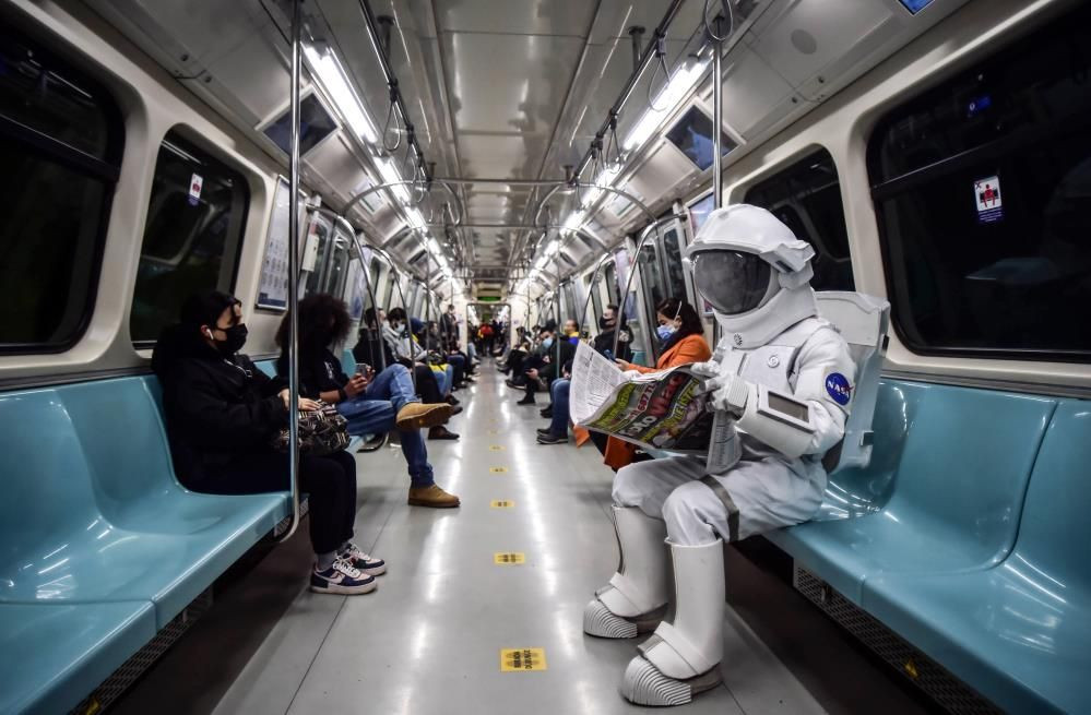Metro'da merak uyandıran görüntü! Astronotun İstanbul yolculuğu - Sayfa 1