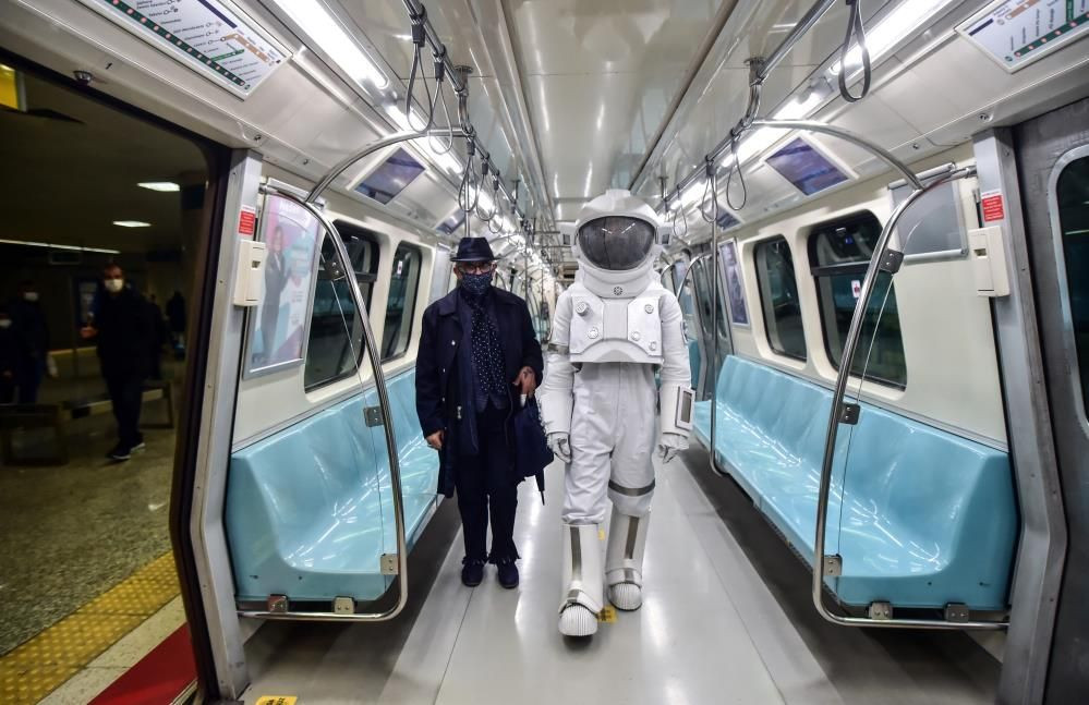 Metro'da merak uyandıran görüntü! Astronotun İstanbul yolculuğu - Sayfa 4