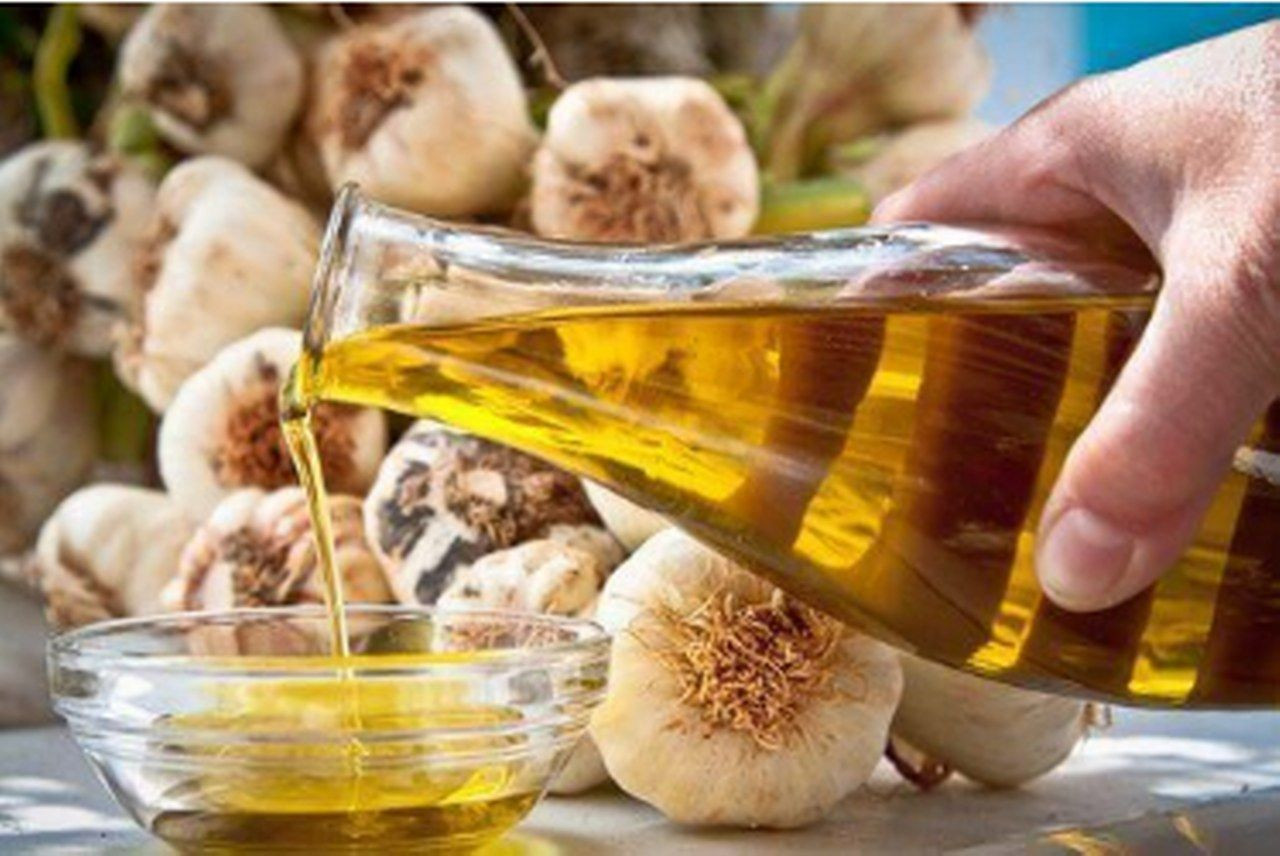 Народные рецепты рук. Масло оливковое с чесноком. Растительное масло с чесноком. Чесночное масло для суставов. Чесночное масло для организма.