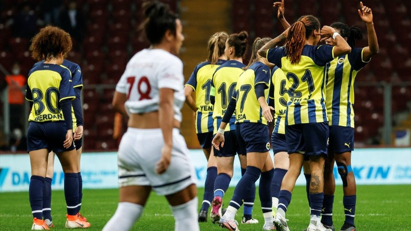 Kadın futbol maçında Fenerbahçe, Galatasaray'a fark attı