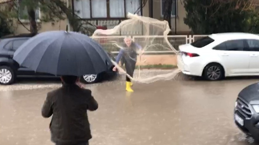 Edirne'de tepkili vatandaş sel suyunda balık tutmaya çalıştı!