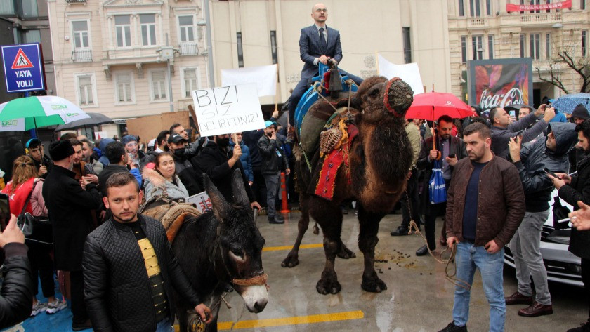 İstanbul Beyoğlu'nda aşı karşıtlarından deve ve eşek ile protesto