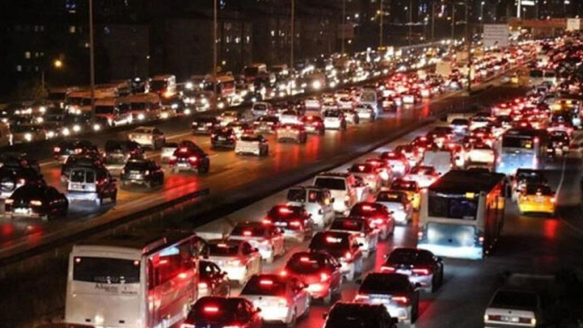 İstanbul'da trafik kilitlendi! Durma noktasına geldi