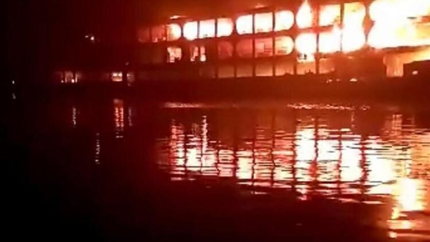 Bangladeş'te yolcu gemisinde yangın! Çok sayıda ölü var...