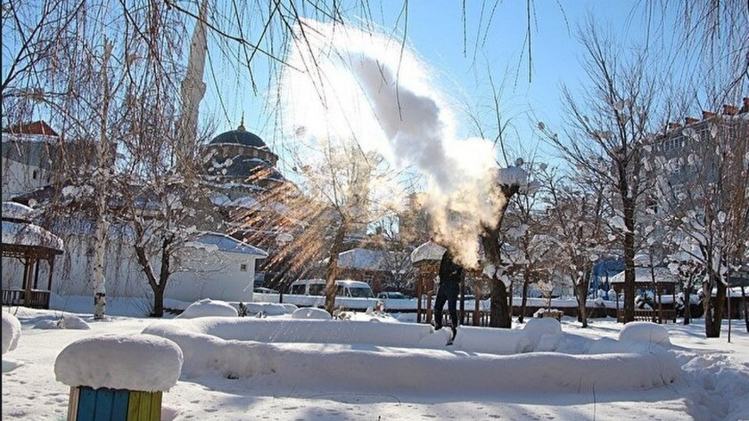 Bingöl Karlıova'da havaya atılan kaynar su saniyeler içinde dondu