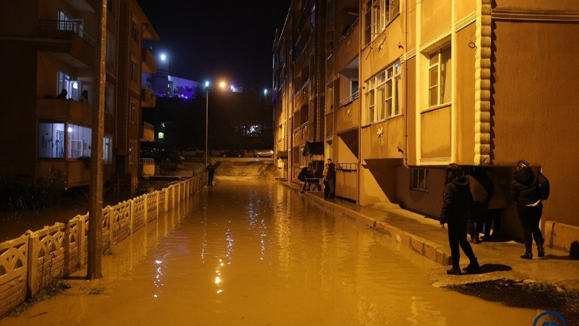 Edirne'nin Uzunköprü ilçesinde dere taştı yollar göle döndü