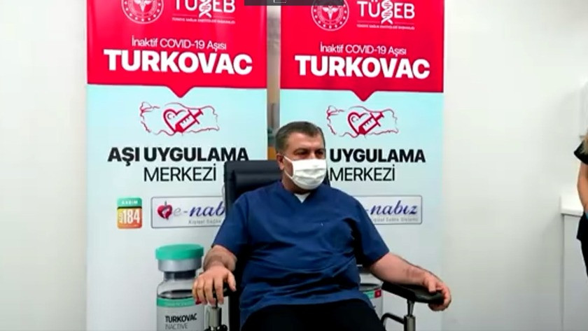 Sağlık Bakanı Koca hatırlatma dozu olarak yerli koronavirüs aşısı TURKOVAC'ı yaptırdı