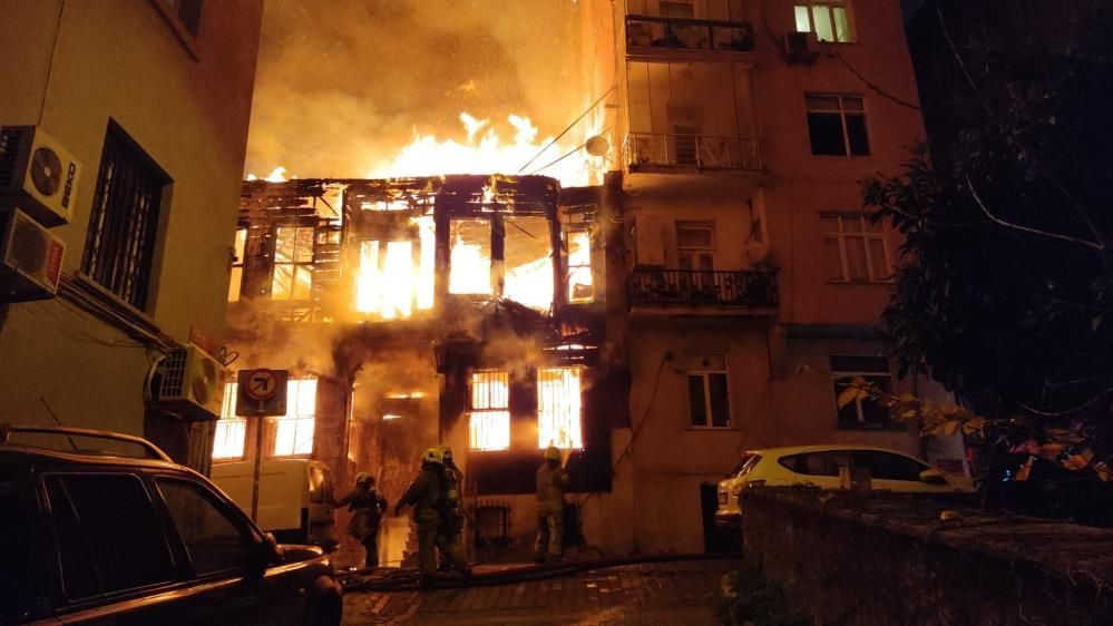 İstanbul Beyoğlu'ndaki feci yangından böyle kurtuldular - Sayfa 2