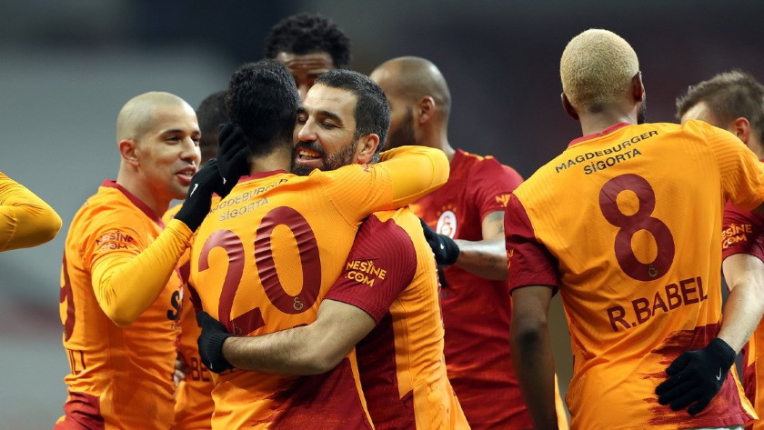 Galatasaray 5 futbolcusuyla yollarını ayırıyor