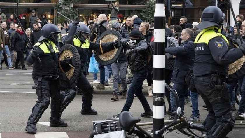 Hollandalılar kısıtlamaları protesto etmek için sokaklara döküldü!