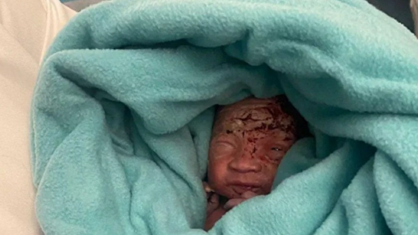 Uçağın tuvalet çöpünde yeni doğmuş bir bebek bulundu