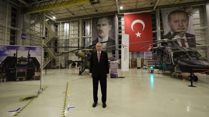 Cumhurbaşkanı Erdoğan'dan yerli üretim helikopterlerle poz