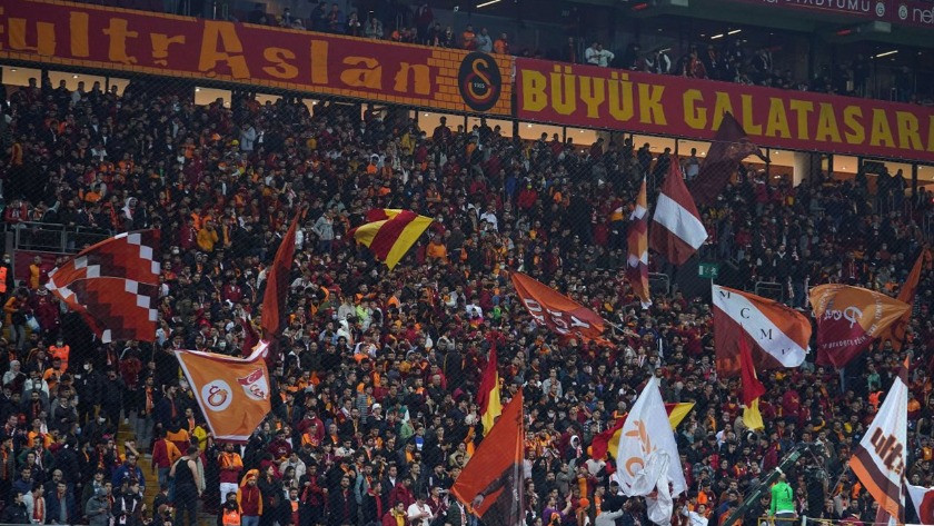 Galatasaray taraftarından Fatih Terim ve yönetim aleyhinde tezahürat