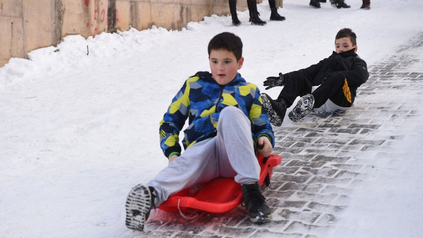 Kar yağışı nedeniyle 7 ilde okullar tatil edildi