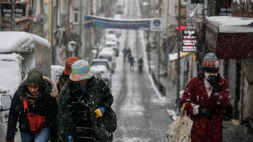 Kar yağışı İstanbul'a giriş yaptı! İstanbul beyaza büründü