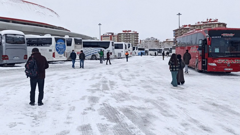 Konya'da bütün kara yolları hava şartlarından dolayı ulaşıma kapatıldı