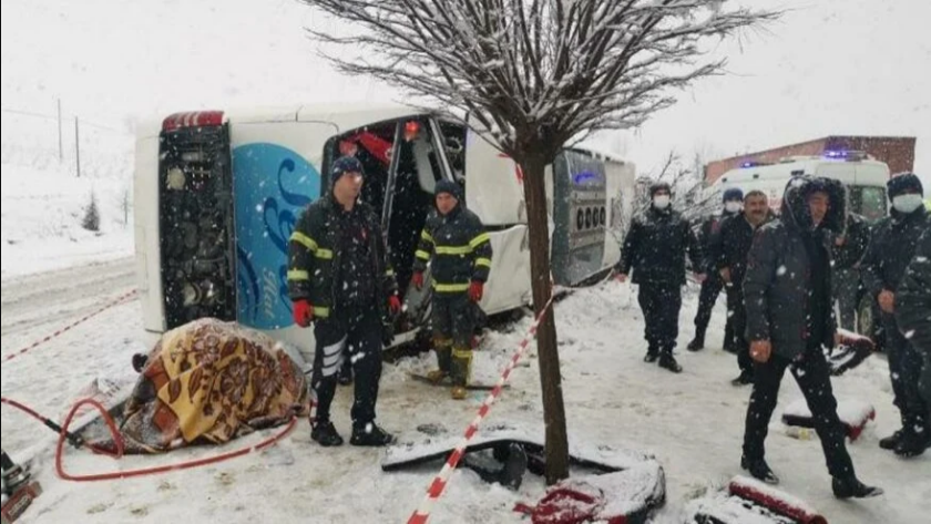 Yolcu otobüsü devrildi: 1 ölü, çok sayıda yaralı