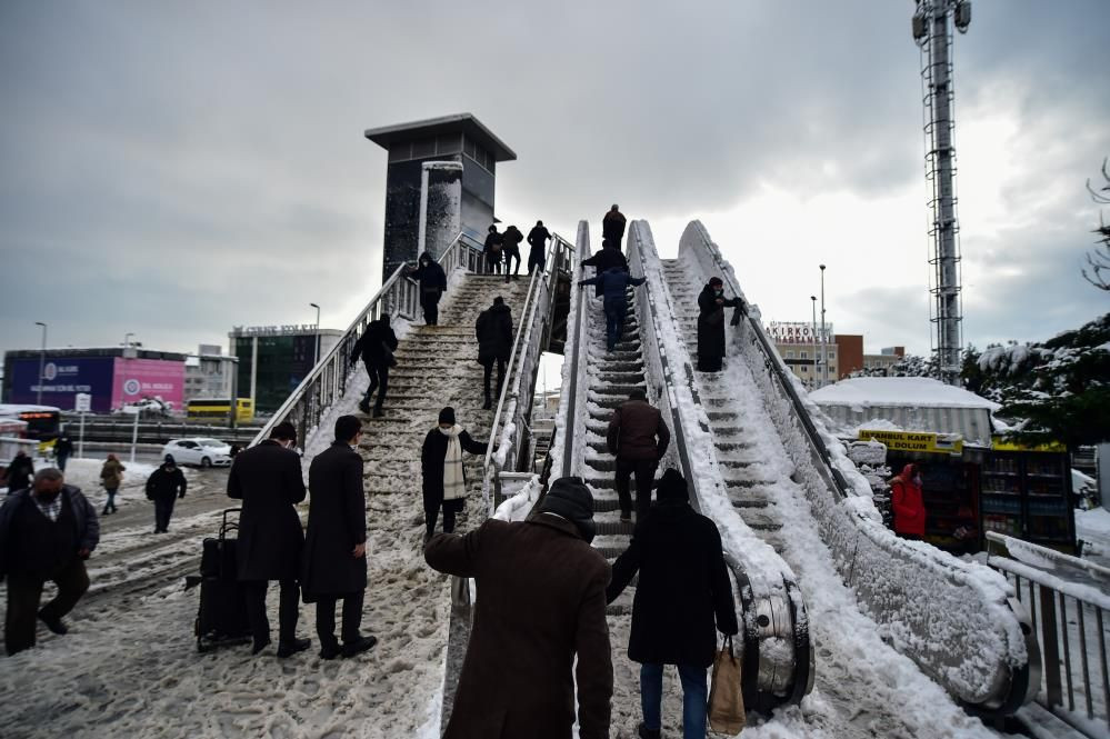 İstanbul’da yürüyen merdivenler dondu! - Sayfa 1