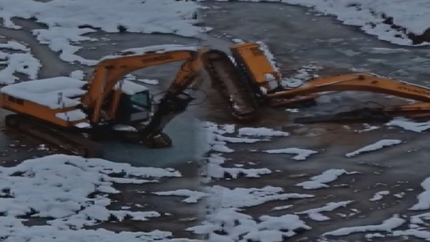Kahreden olay: Ataşehir'de iş makinesi su dolu çukura düştü