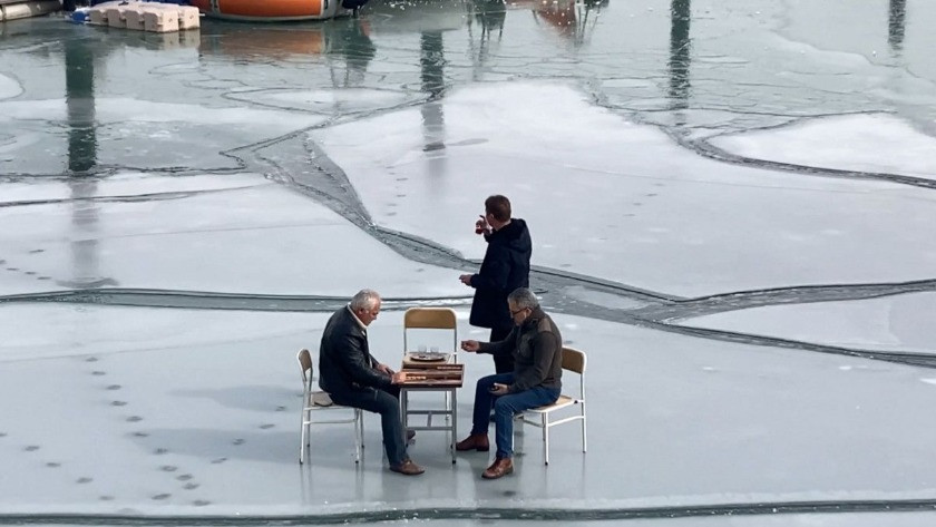 Buz tutan Eğridir Gölü'nde masa kurup tavla oynadılar