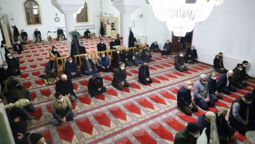 Cumhurbaşkanı Erdoğan ve eşi Emine Erdoğan için camide namaz kılıp dua ettiler