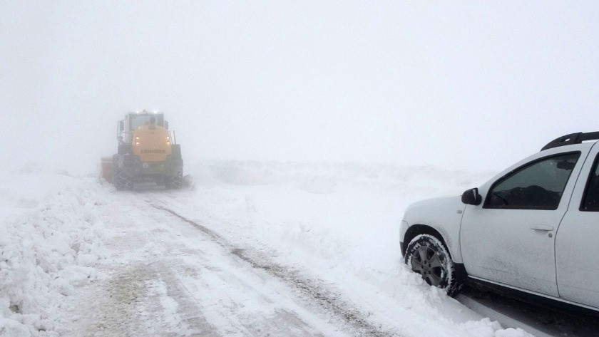 Muş'ta kar ve tipide mahsur kalan 4 araçtaki 20 kişi kurtarıldı