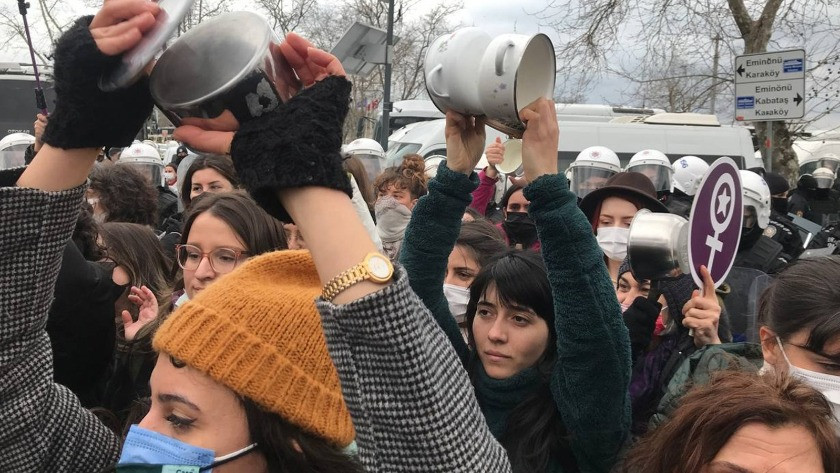 Kadıköy'de elektrik faturaları ve zamlara tencere-tavalı protesto