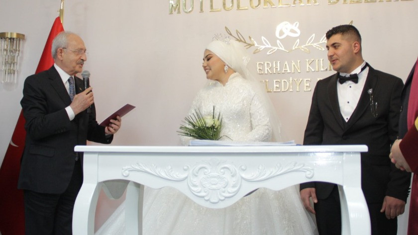 Kemal Kılıçdaroğlu, katıldığı nikahta geline bilezik taktı
