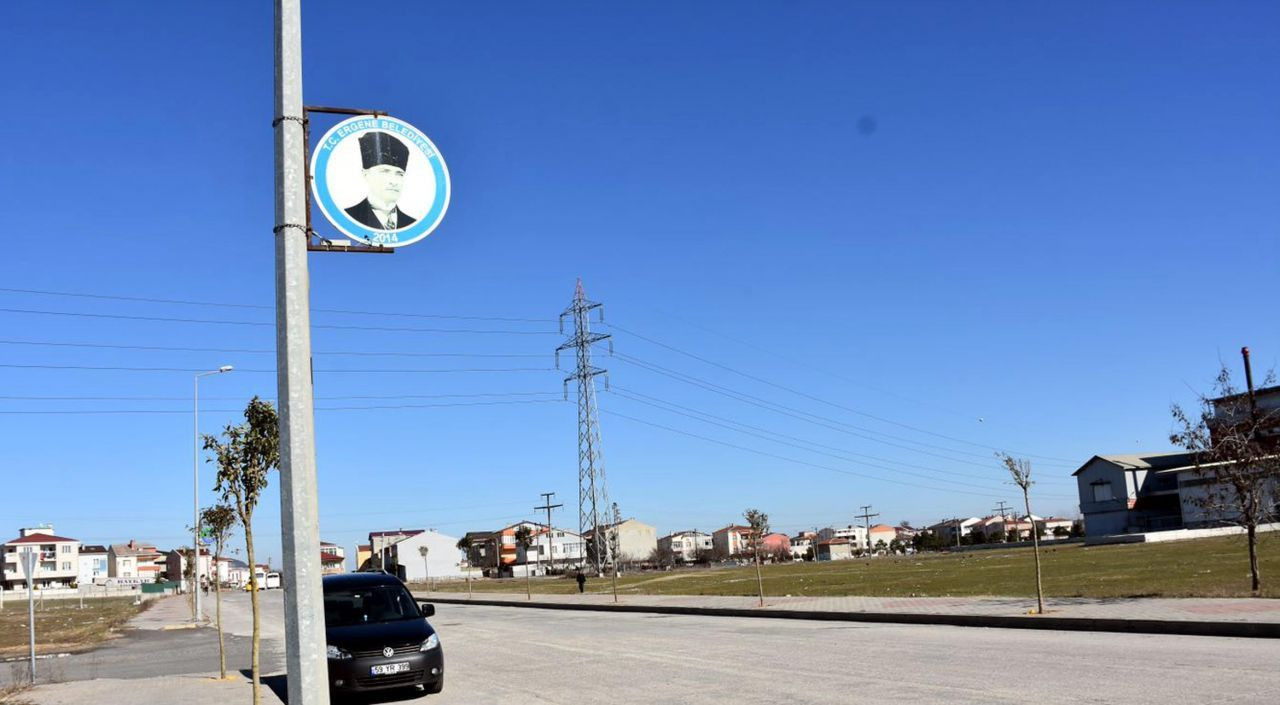 Bu kez de belediyenin astığı ışıklı Atatürk tabelasını taşla kırdılar! - Sayfa 1